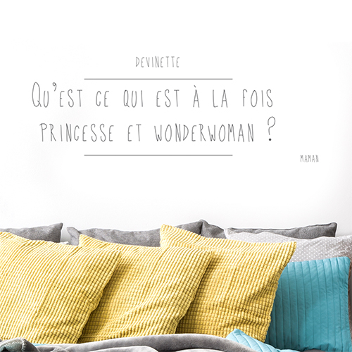 Sticker citation princesse collé au mur d'une pièce à vivre