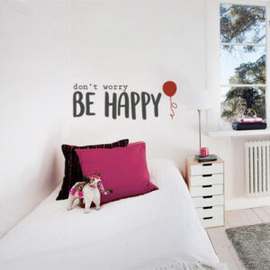 Sticker autocollant Don't Worry Be Happy collé au mur d'une pièce à vivre