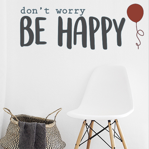 Pièce à vivre décorée avec un sticker citation célèbre don't worry be happy