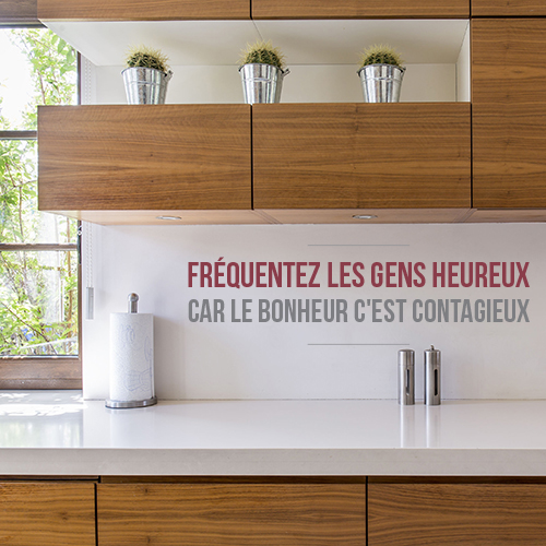 Sticker citation conseil Fréquentez les gens heureux collé dans l'entrée d'une maison