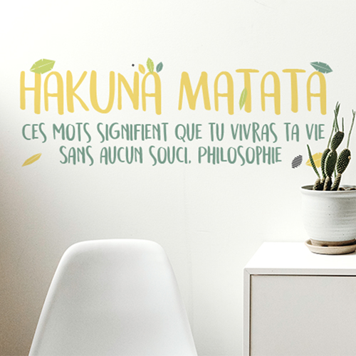 Pièce à vivre moderne et éclairée décorée avec un sticker citation HAKUNA MATATA