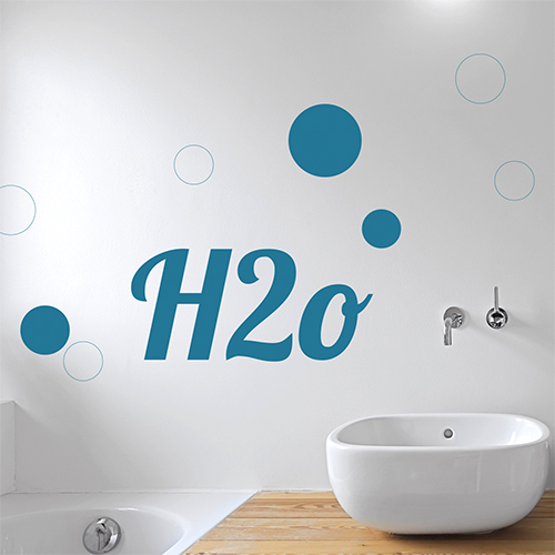 Sticker H20 citation autocollante collé au mur d'une salle de bain