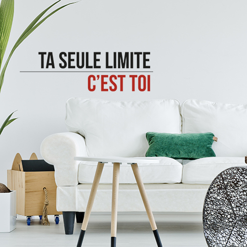 Pièce à vivre décorée avec un sticker citation noir et rouge Ta seule limite c'est toi