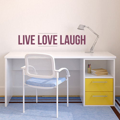 Salle à manger décorée avec un sticker violet citation LIVE LOVE LAUGH