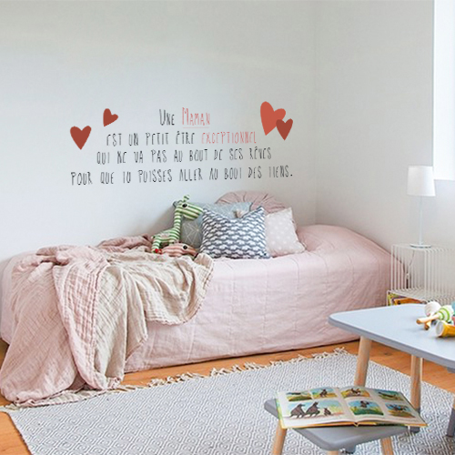 Chambre de jeunes fille décorée avec un sticker mignon citation Maman