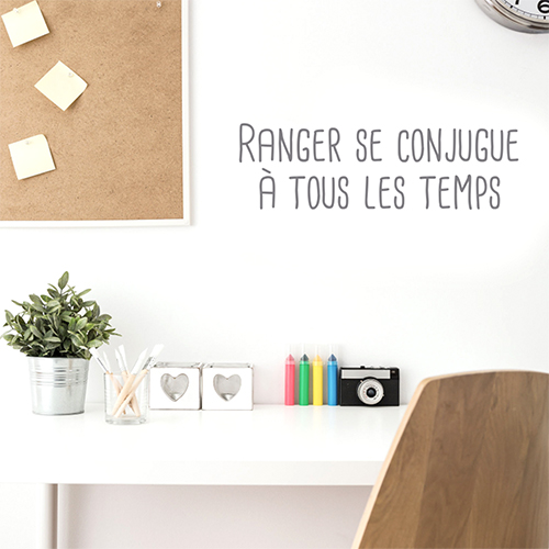 Pièce à vivre décorée avec un sticker mural autocollant ranger se conjugue