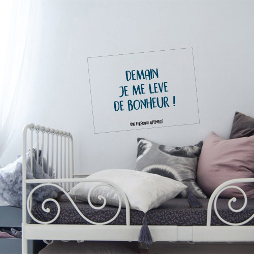 Chambre à coucher décorée avec un sticker citation demain je me lève de bonheur