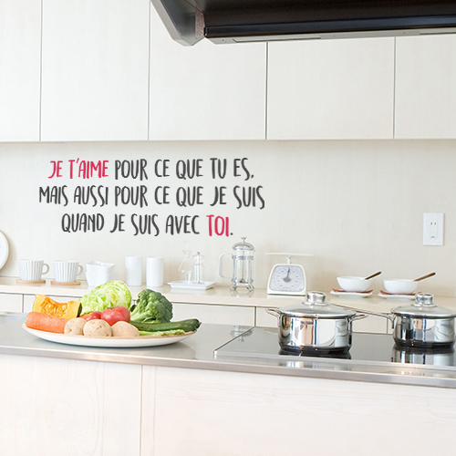 Cuisine décorée avec une citation romantique Je t'aime pour ce que tu es