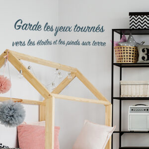 Pièce à vivre cozy décorée avec un sticker déco citation garde les yeux tournés vers les étoiles