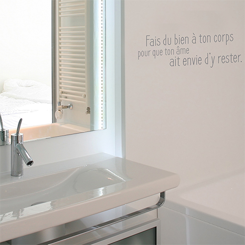 Sticker citation bien-être fais du bien à ton corps collé près du miroir d'une salle de bain