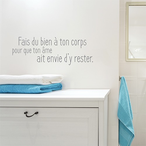 Salle de bain décoré avec un sticker bien-être citation Fais du bien à ton corps