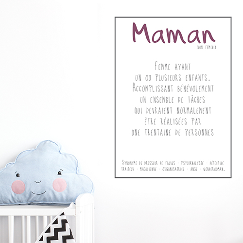 Sticker citation Maman collé au desus d'un lit pour bébé dans une chambre