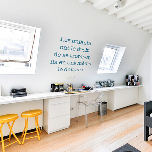Sticker citation déco les enfants ont le devoir de se tromper collé sur le mur d'une chambre d'enfants