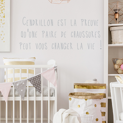 Sticker citation Cendrillon dans une chambre de bébé