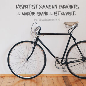 Sticker autocollant posé sur le mur L'esprit avec un vélo