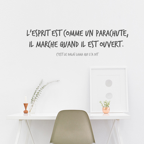 Sticker adhésif L'esprit est un parachute au dessus d'un bureau dans le salon