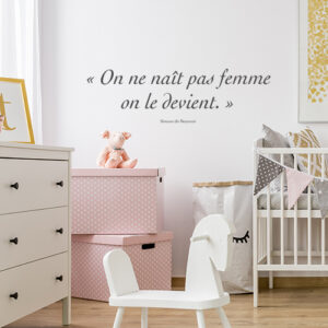 Sticker autocollant on ne nait pas femme dans une chambre d'enfant