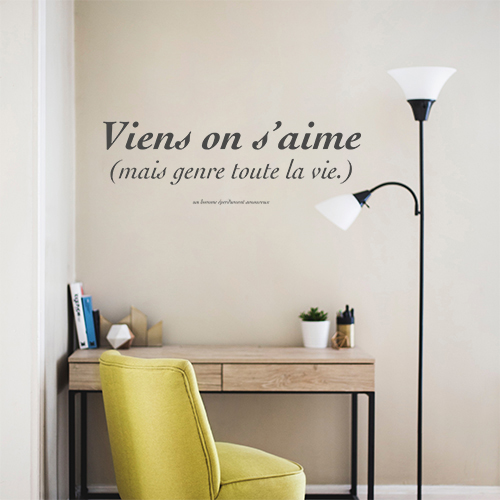 Sticker mural posé au dessus d'un bureau et d'une chaise de la gamme Vient on s'aime