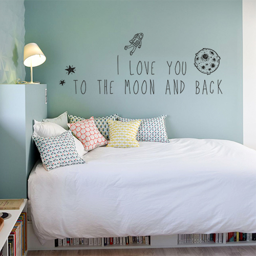 Sticker mural I love you posé au dessus d'un lit