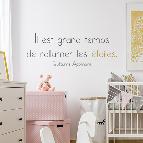 Sticker autocollant Il est grand temps posé dans une chambre de bébé