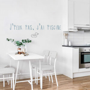 Sticker citation "jpeux pas, j'ai piscine" collé sur un mur dans une cuisine tendance