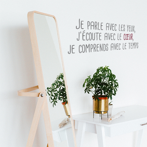 sticker Toits de Paris au-dessus d'un fauteuil gris et lampe design