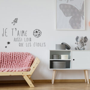 Sticker "je t'aime aussi loin que les étoiles" collé au mur d'un salon tendance