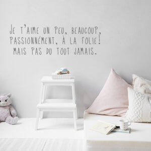 Sticker citation "je t'aime un peu, beaucoup, ..." sur mur de chambre d'enfant