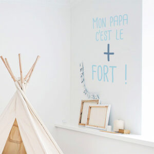 Sticker mural citation "Mon papa c'est le plus fort" pour chambre de garçon