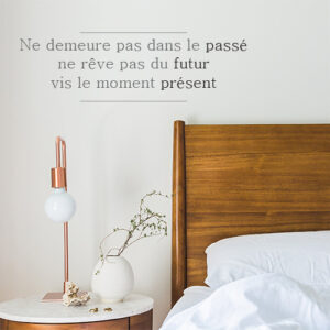 Autocollant "ne demeure pas dans le passé ..." citation mural au dessus d'une table de chevet