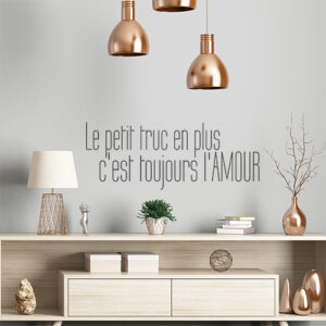 Sticker "le petit truc en plus c'est toujours l'amour" ambiance amour sur mur de pièce tendance