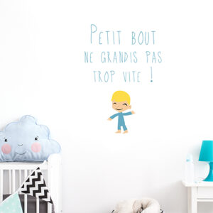 Sticker "petit bout ne grandis pas trop vite" au dessus d'un lit de petit enfant