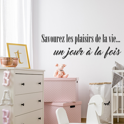 Chambre pour bébé décoré avec un sticker savourez les plaisirs de la vie