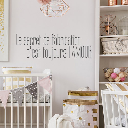 Chambre pour bébé avec un sticker citation mignonne le secret de fabrication collé au mur