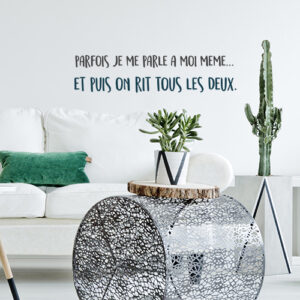 Salon décoré et moderne avec un sticker fun Parfois je me parle à moi-même