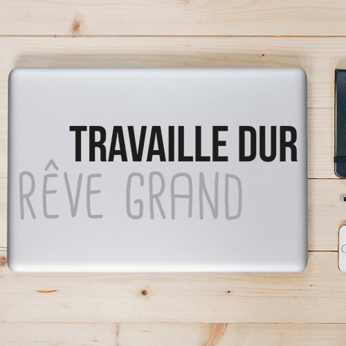 Ordinauteur portable décoré avec un sticker motivant Travaille dur