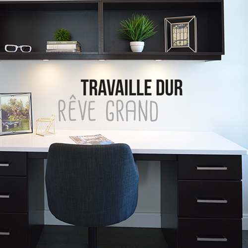 Bureau moderne décoré avec un sticker citation motivant Travaille dur rêve grand