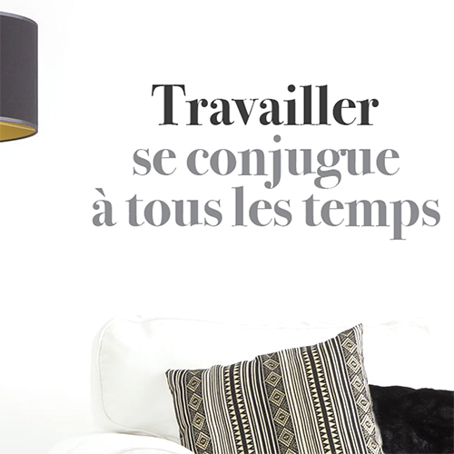 Pièce à vivre cozy décoré avec un sticker adhésif motivation travailler se conjugue