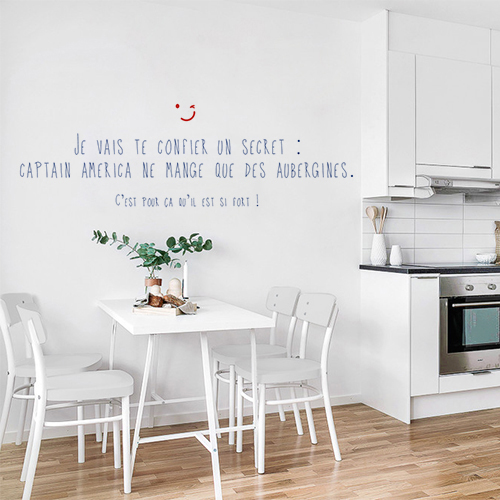 Cuisine moderne et éclairée avec un sticker mural citation Je vais te confier un secret Hulk