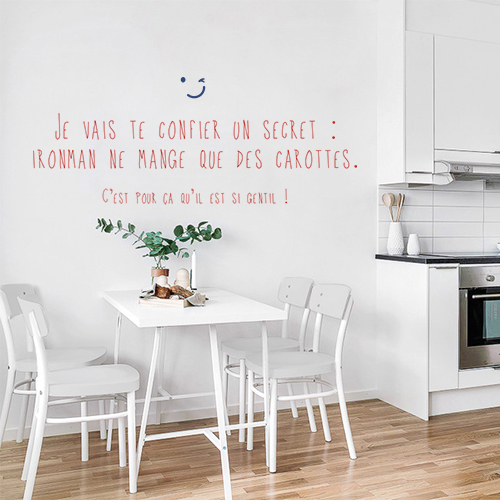 Citation super héros pour enfant Ironman collé dans une pièce moderne avec cuisine intégré