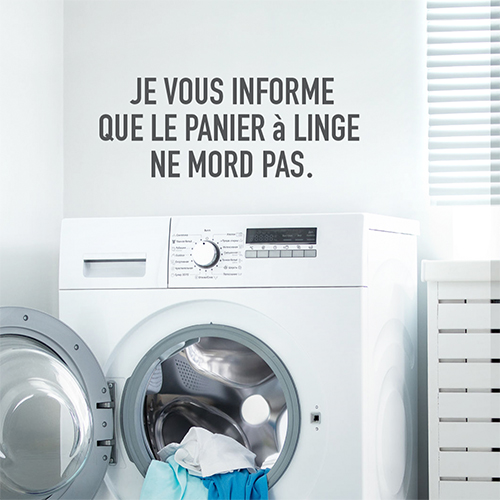 Sticker mural citation Je vous informe collé au dessus d'une machine llave linge