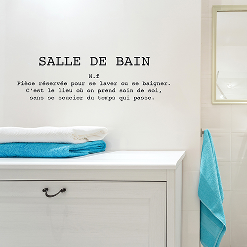 Meuble de salle de bain surplombé d'un sticker autocollant citation définition Salle de bain