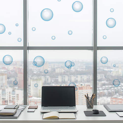 Sticker bulles de savon collées sur la fenetre d'un bureau lumineux pour une décoration égère et fun