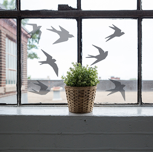 sticker déco de vitres hirondelles sur fenetre devant une plante