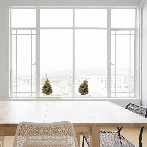 Déco de Noël éphémère pour vitres et surfaces vitrées dans un bureau moderne avec sapins de Noël