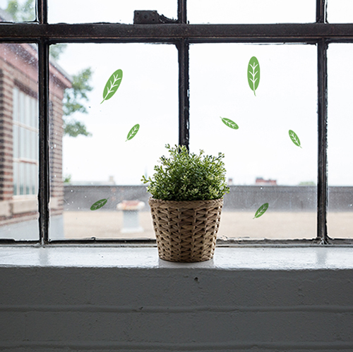 Stickers déco électrostatiques feuilles vertes sur la fenêtre d'un coin cosy