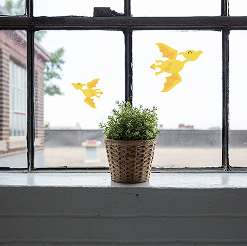 Déco de vitres et miroirs dinosaure volant jaune sur une fenêtre vintage déco électrostatique éphémère.