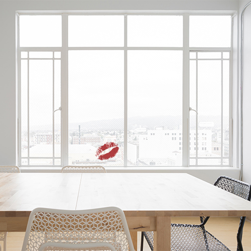 Sticker électrostatique lèvres baisers sur une baie vitrée de salle à manger moderne