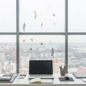 Déco électrostatique pour fenêtre et vitres comme un herbier poétique pour une couronne de fleurs.