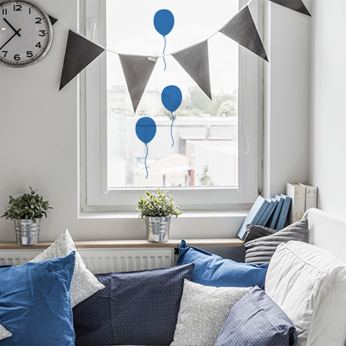 Décoration électrostatique pour vitres et miroirs ballons bleu d'anniversaire dans un salon;